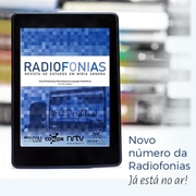 A imagem é um anúncio da nova edição da Radiofonias – Revista de Estudos em Mídia Sonora. Nela há um leitor digital, que mostra a capa da revista, e a chamada "Novo número da Radiofonias está no ar".